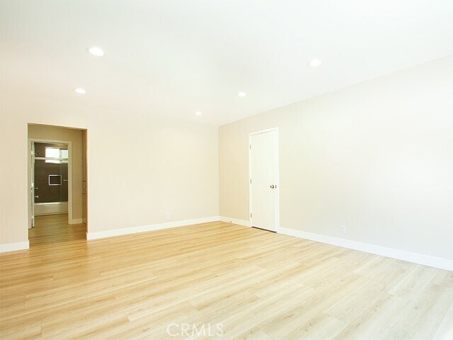 Building Photo - 2027 Vista Del Mar Ave