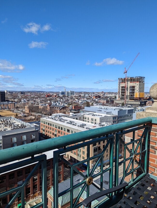 Building Photo - 10 Rogers St