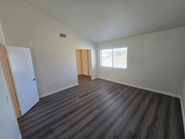 Building Photo - Beautifully renovated 3 Bed, 2 Bath condo!