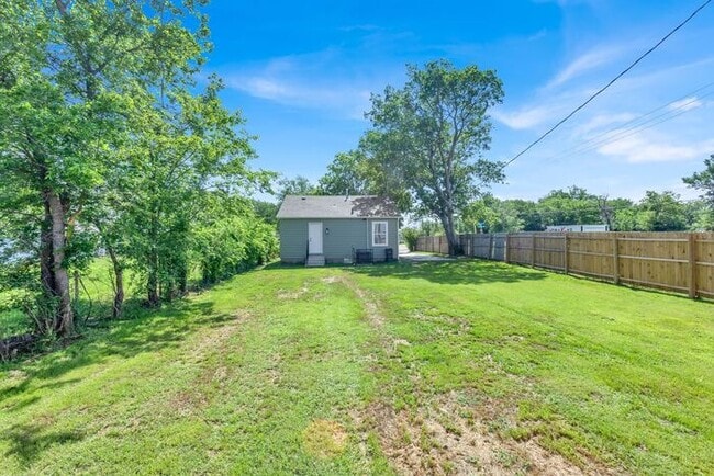Building Photo - Charming 2 Bed / 1 Bath Home – Convenient ...