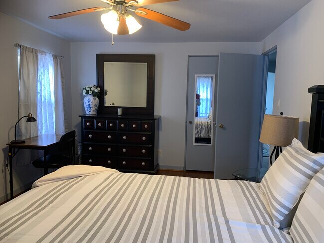 Building Photo - 2014 Davis Ave