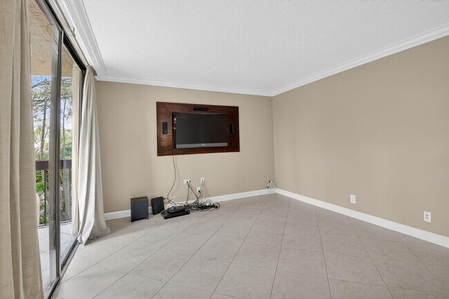 Building Photo - 450 Egret Cir