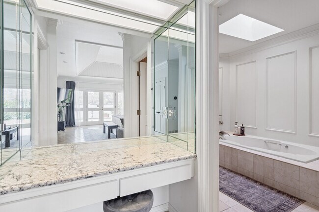 Building Photo - 6408 E Mercer Way