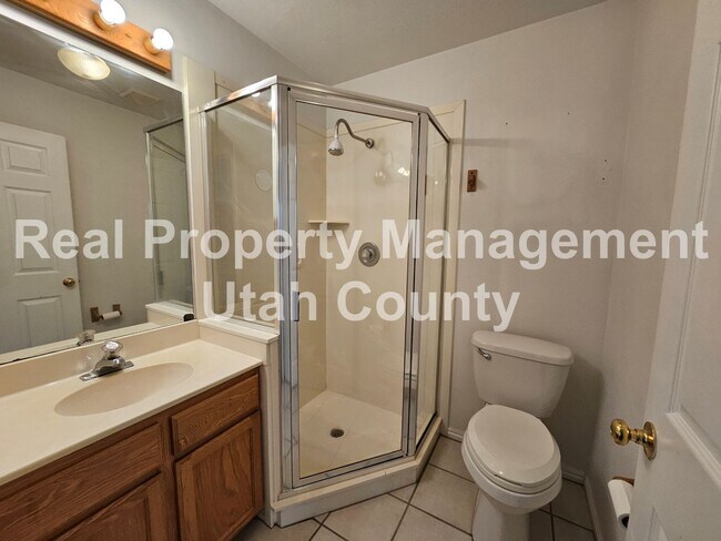 Building Photo - Townhome in Orem 3 bedroom 3.5 bathrooms