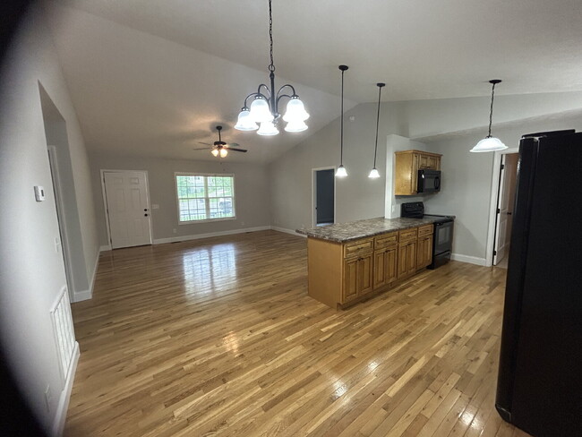 Building Photo - 3-Bedroom Ranch Style Home with 2 Full Bat...