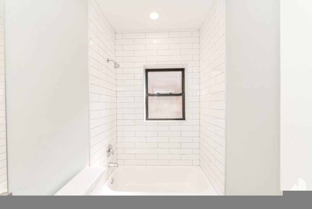 Building Photo - 354 W Dickens Ave
