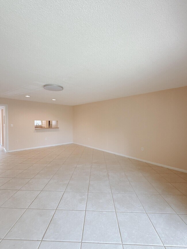 Building Photo - 872 SW 9th St Cir