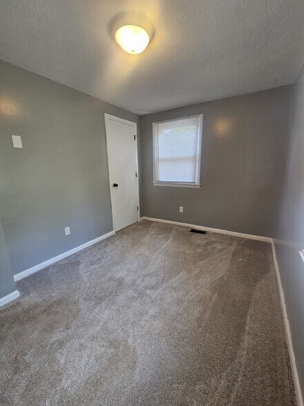 Building Photo - 259 Lakeview Dr