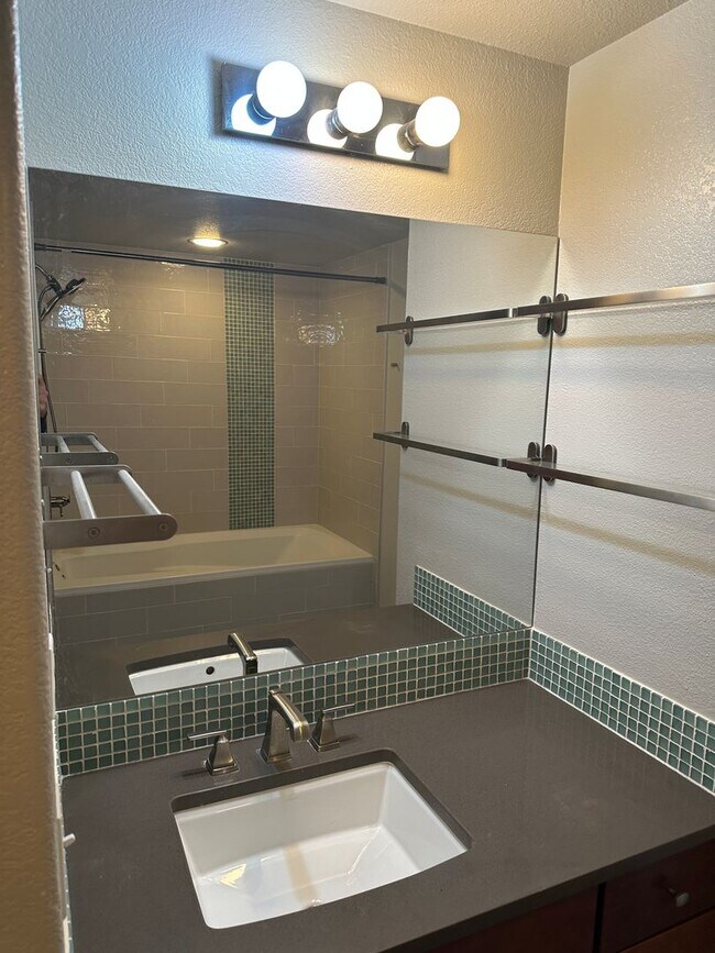 Building Photo - 1 bedroom, 1 bath Cherry Creek North - Available 4/21/25