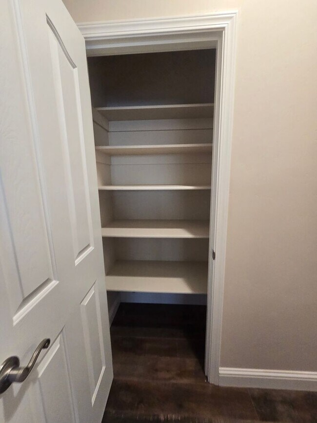 Building Photo - 1920 square foot single family home has 4 bedrooms and 2.0 bathrooms.