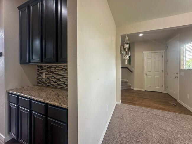 Building Photo - This 4bd home is waiting for you!