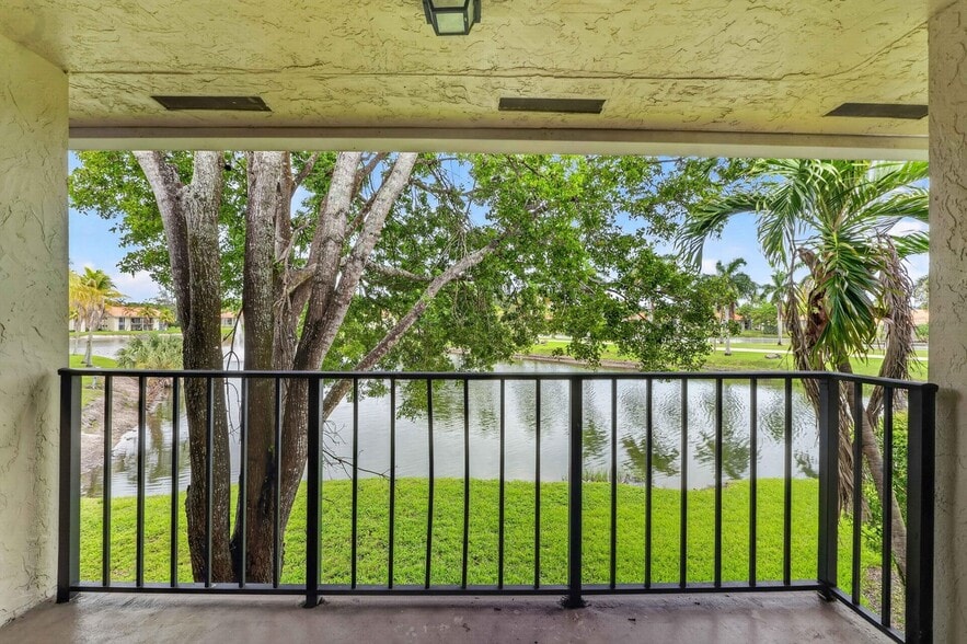 Building Photo - 1543 Lake Crystal Dr