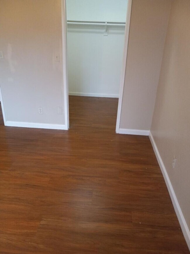 Building Photo - Move in Special ** $500 off 1st month's rent
