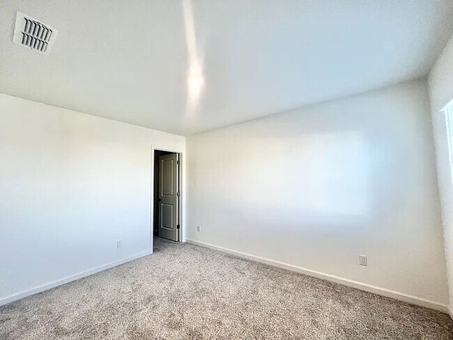 Building Photo - Spacious 4 Bedroom Home in West Roseville ...