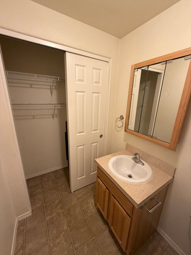 Building Photo - 1228 Cascade Dr