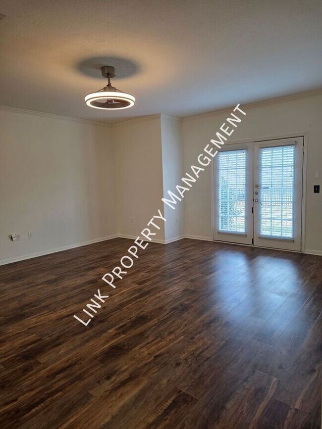 Building Photo - Beautiful One-Level Downstairs Condo in Prime Hamilton Place Location