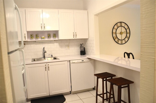 Building Photo - 255 S Cypress Rd