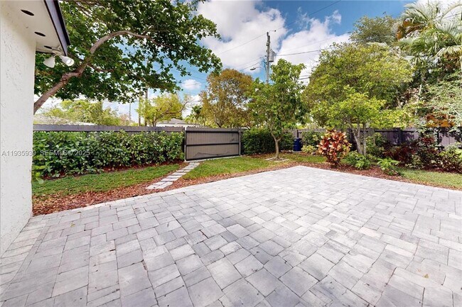 Building Photo - 1526 SW 65th Ave