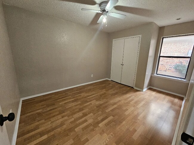 Building Photo - 1709 Lincolnshire Way