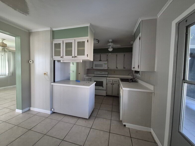 Building Photo - 1016 Elm St