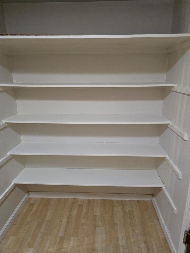 Building Photo - 1615 W Summit Pl