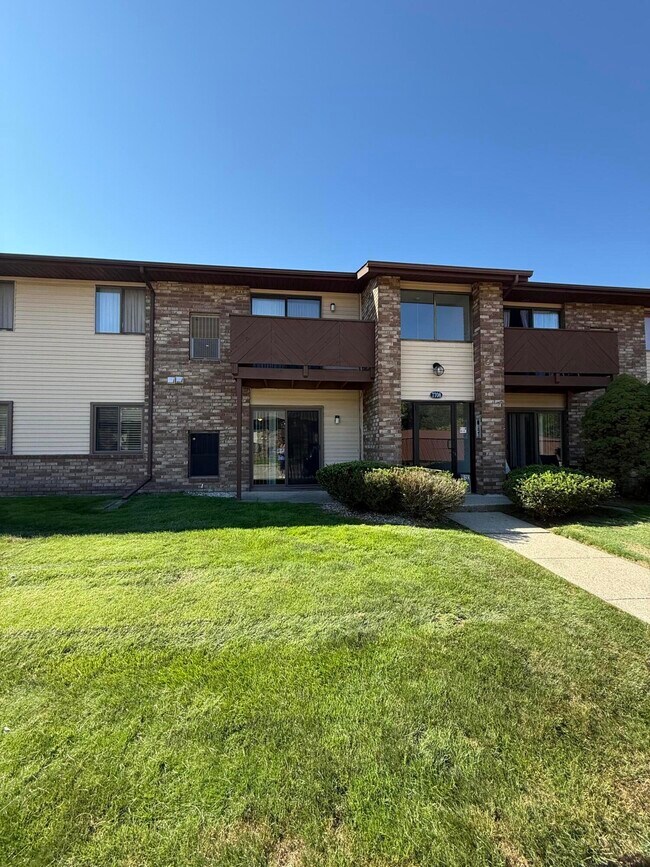 Building Photo - 7708 Manor Cir
