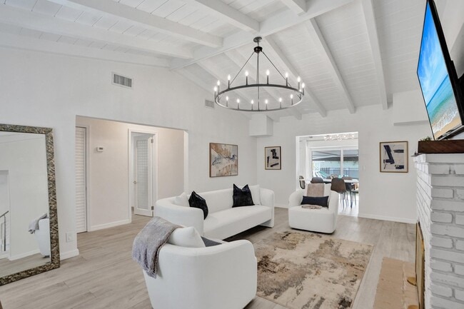 Building Photo - Southeast 1st Street, Fort Lauderdale, FL 33301 - 3 BR 2 BA single-family home