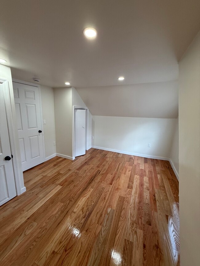 Building Photo - 19 Nichols St