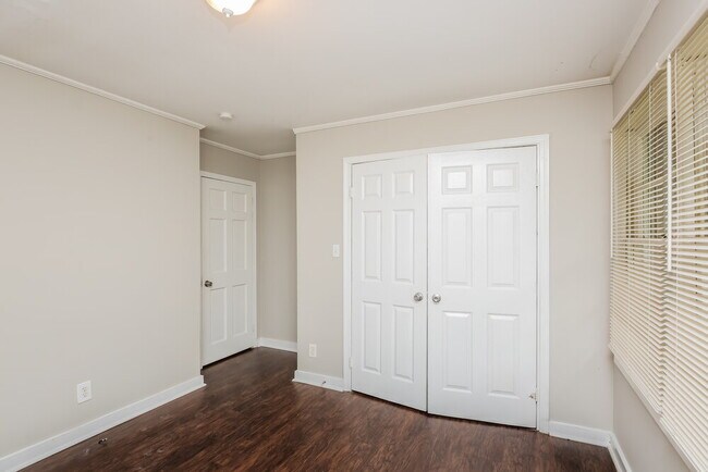 Building Photo - 1201 Valerie Woods Dr