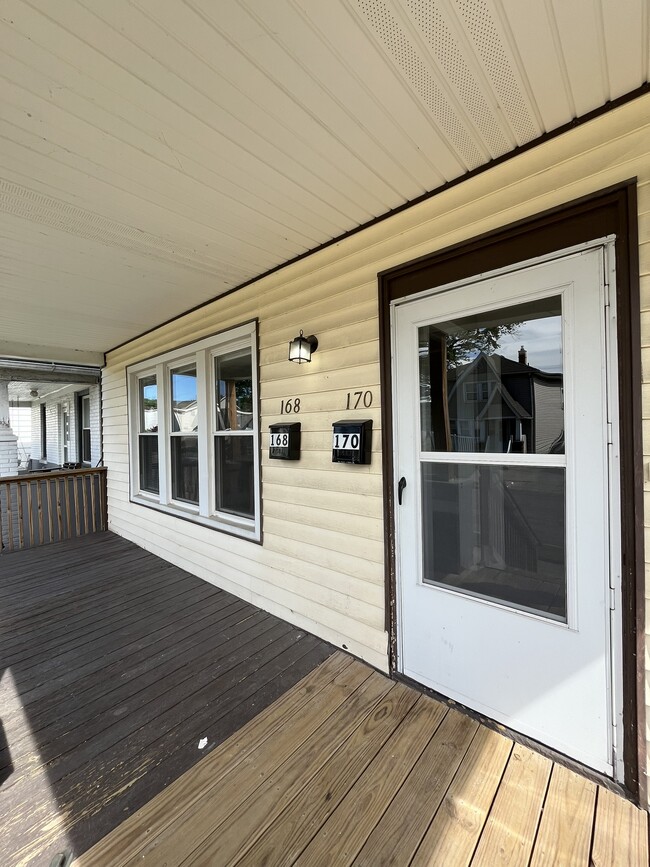 Building Photo - 170 Bondie St