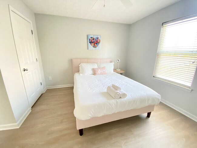 Building Photo - 220 Brookstone Trail