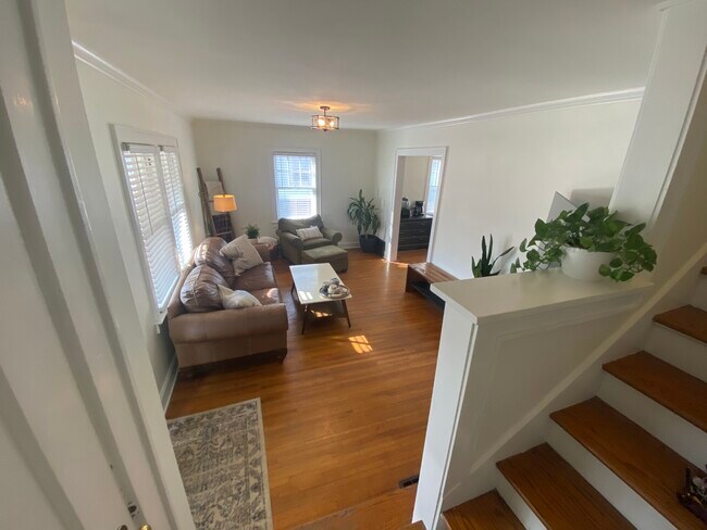 Building Photo - 930 E 56th St