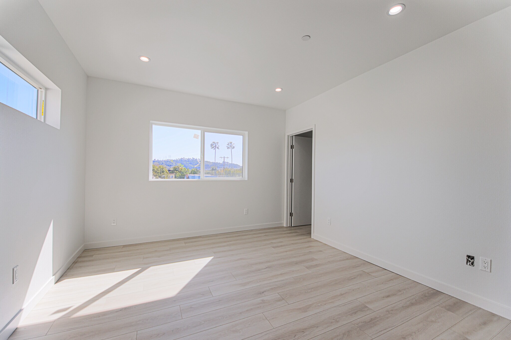 Building Photo - 2811 S Cloverdale Ave