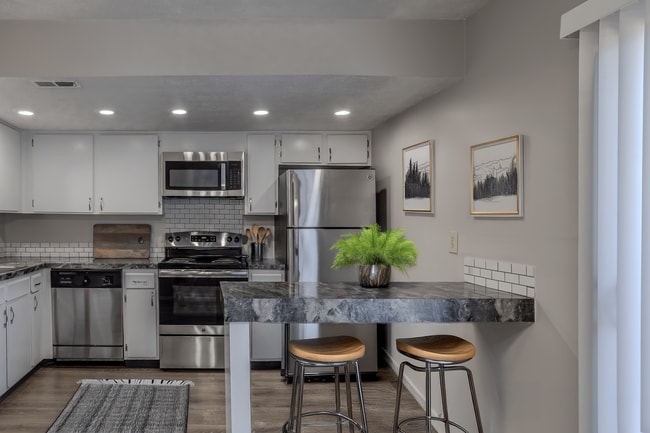 Building Photo - Somerford Square Apartments