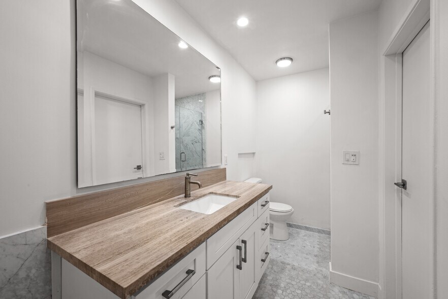 Building Photo - 2021 California Ave