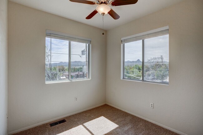 Building Photo - 5 Bedroom + a Den, 3 Bathroom, 2 Car Garage For Rent in Prescott!