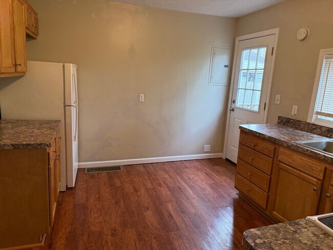 Building Photo - 2 bed/1 bath/fenced in backyard