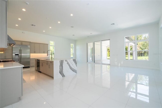 Building Photo - 16044 Pendio Dr