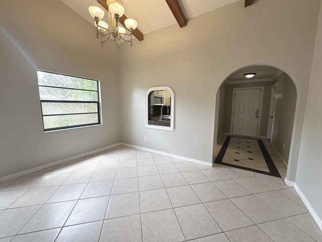 Building Photo - "Charming 2-Bed, 2-Bath Oasis in Vibrant T...