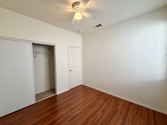 Building Photo - Spacious Oak Creek Cul-de-Sac Home with 5 Bedrooms & 3-Car Garage