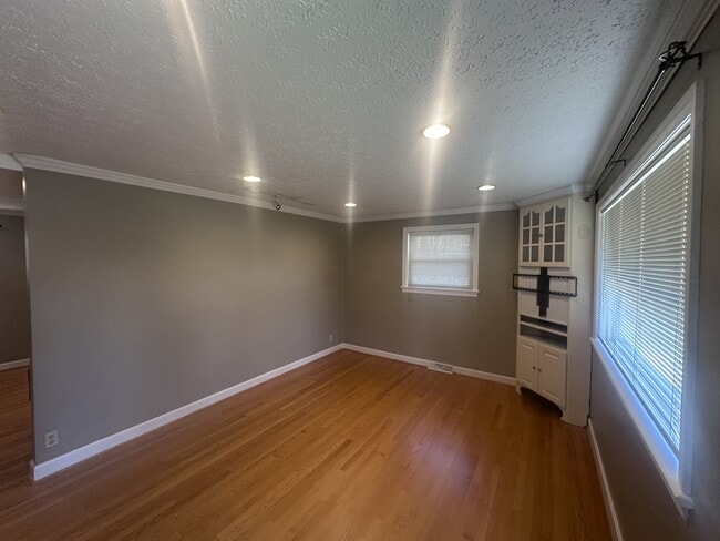 Building Photo - 150 Bernard Ct