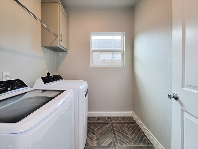 Building Photo - 216 W Live Oak St