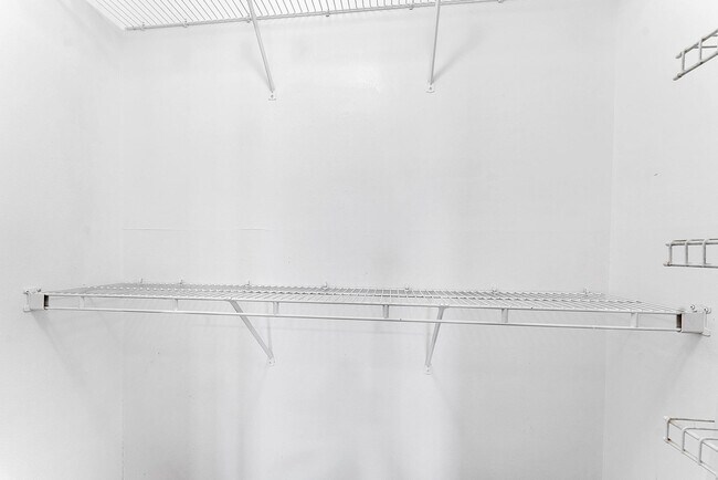 Building Photo - 1052 Hythe A