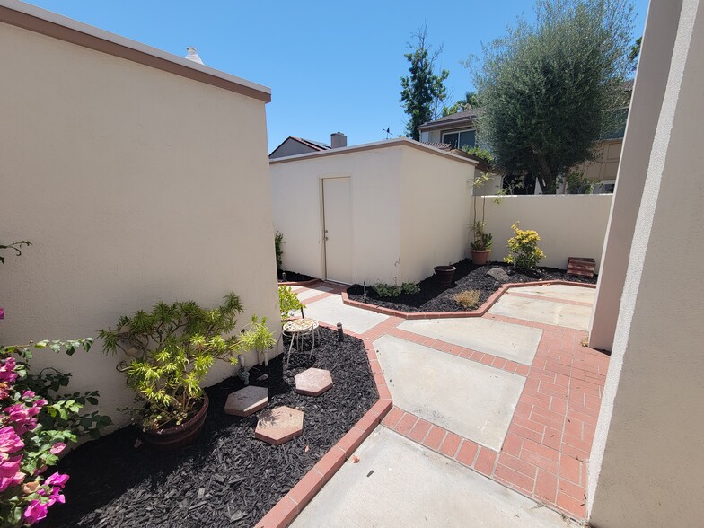 Building Photo - 11 Meadowsweet Way