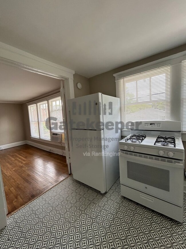 Building Photo - 1802 Temple Ave