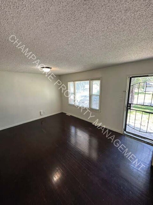 Building Photo - Home in Ruskin Heights