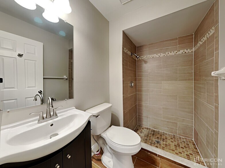 Building Photo - 10919 Livingston Dr