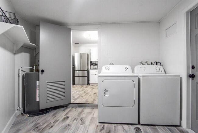 Building Photo - 1422 Dauphin Ln