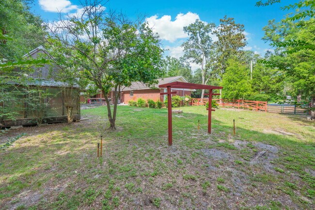 Building Photo - 3101 Lynn Dr