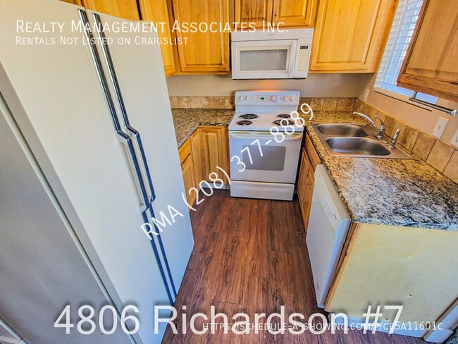 Building Photo - Great Townhouse Located on The Bench!!!